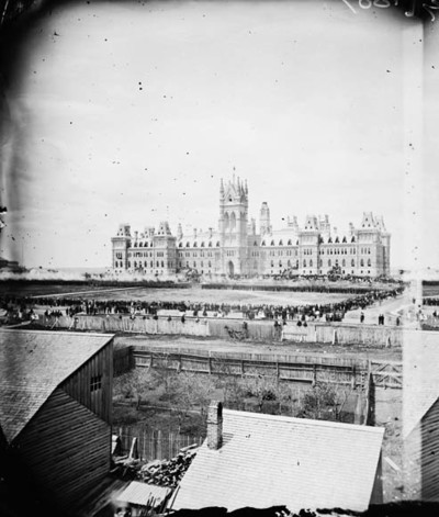 Titre original&nbsp;:  MIKAN 3425978 Celebrations at Parliament Hill. (Feu - de - Joie)  May 24, 1868. [70 KB, 493 X 580]