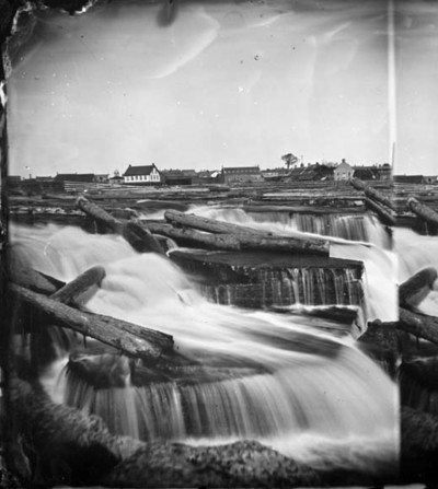 Titre original&nbsp;:  MIKAN 3326174 [Looking across the Chaudiere Falls to Hull, P.Q. [ca. 1867]. [58 KB, 519 X 580]