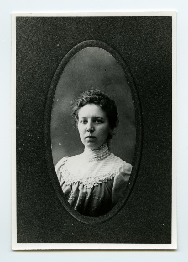 Titre original :  Margaret Addison, young woman. Image courtesy of Victoria University Archives (Toronto, Ont.).