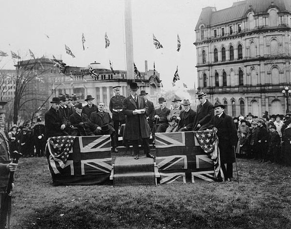 Titre original&nbsp;:  MIKAN 3194653 Sir Robert Borden during the Victory Loan Campaign. 1917 [74 KB, 607 X 480]