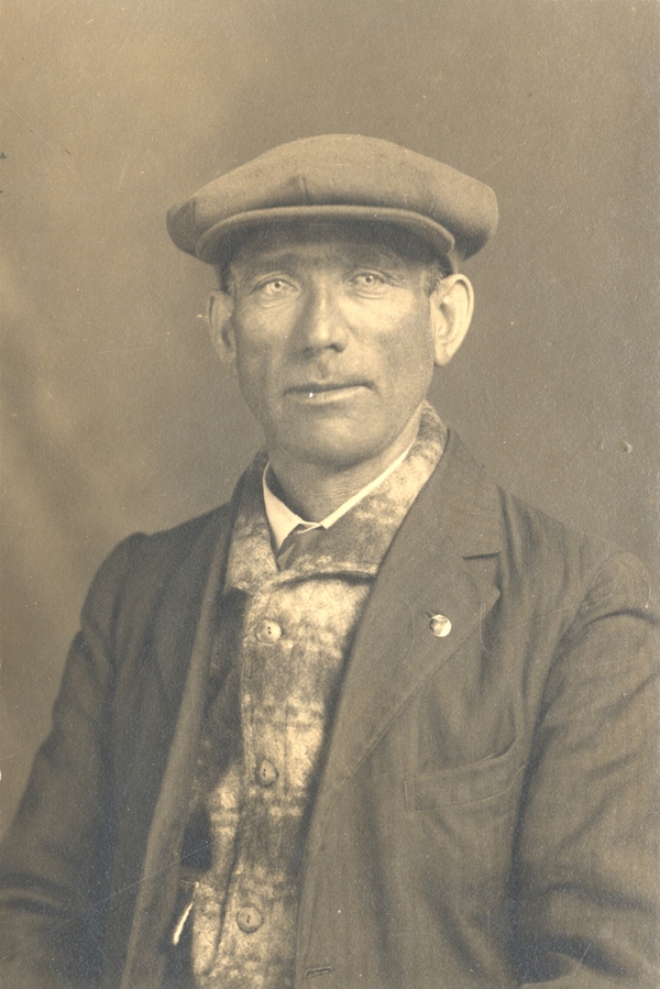 Titre original :  George Tuff, Second Hand of the SS Newfoundland, n.d. [Photographer S. H. Parsons and Sons]. Reproduced by permission of Archives and Special Collections (Coll. 115 16.04.032), Memorial University Libraries, St. John's, Newfoundland and Labrador.