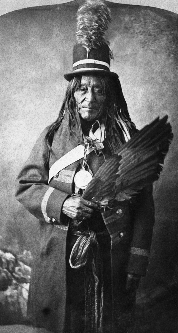 Titre original :  Old Sun, head chief of the North Blackfoot (Siksika), Alberta. 1883. Image courtesy of Glenbow Museum, Calgary, Alberta.
