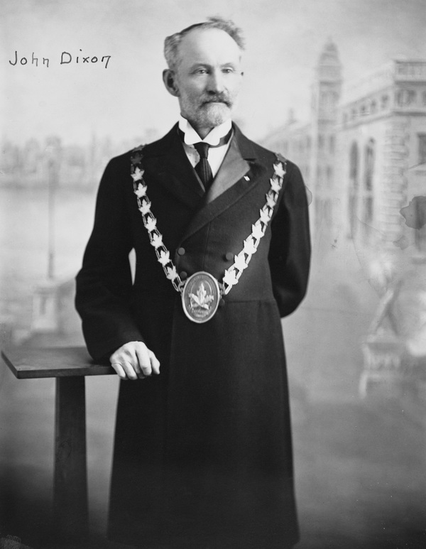 Titre original :  John Dixon, first Mayor of Maple Creek, Saskatchewan. 1904. Image courtesy of Glenbow Museum, Calgary, Alberta.
