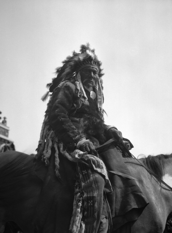 Titre original :  Peter Wesley, Stoney, at Banff, Alberta. Image courtesy of Glenbow Museum, Calgary, Alberta.