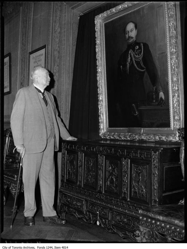 Titre original :  Sir Henry Pellatt views his own portrait at Casa Loma. [ca. 1930]. City of Toronto Archives, Fonds 1244, Item 4014, William James family fonds.