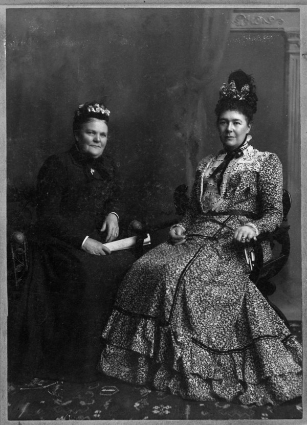 Titre original :  Lady Aberdeen (at right), first president and founder of the National Council of Women of Canada with Lady Taylor, her successor as president / Lady Aberdeen (à droite), fondatrice et première présidente du Conseil national des femmes du Canada, en compagnie de sa successeure, lady Taylor. 
Reference No. / Numéro de référence : MIKAN 3366136.
Credit / Mention de source : Mrs. John H. Acheson. Library and Archives Canada, PA-057319 / Mrs. John H. Acheson. Bibliothèque et Archives Canada, PA-057319.