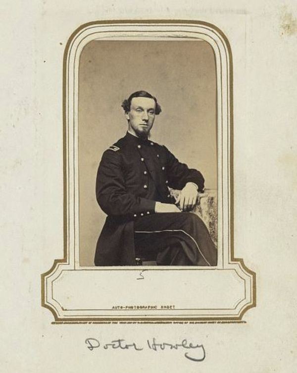 Titre original :  Doctor Howley. From an album showing primarily single portraits of officers serving in the 25th Regiment, United States Colored Troops.

Source Collection: Gladstone, William A. Gladstone collection of African American photographs. 
Repository: Library of Congress Prints and Photographs Division Washington, D.C. 20540 USA.
LCCN Permalink: https://lccn.loc.gov/2010645101.