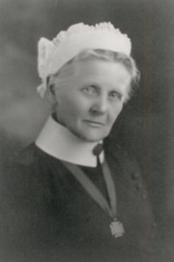 Titre original :  Frances Dalrymple Byron (Redmond). Image courtesy of the BC History of Nursing Society - Memorial Nursing Portrait Collection Fonds 18, Series 3, Subseries 9, File 7. 