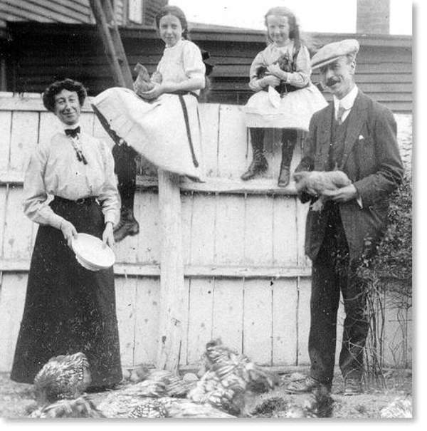 Titre original :  Fannie McNeil, ca. 1910, with her husband, Hector, and daughters Betty and Margaret. Image courtesy of Archives and Special Collections (William Knowling, Collection MF-276), Queen Elizabeth II Library, Memorial University of Newfoundland, St. John's, NL.