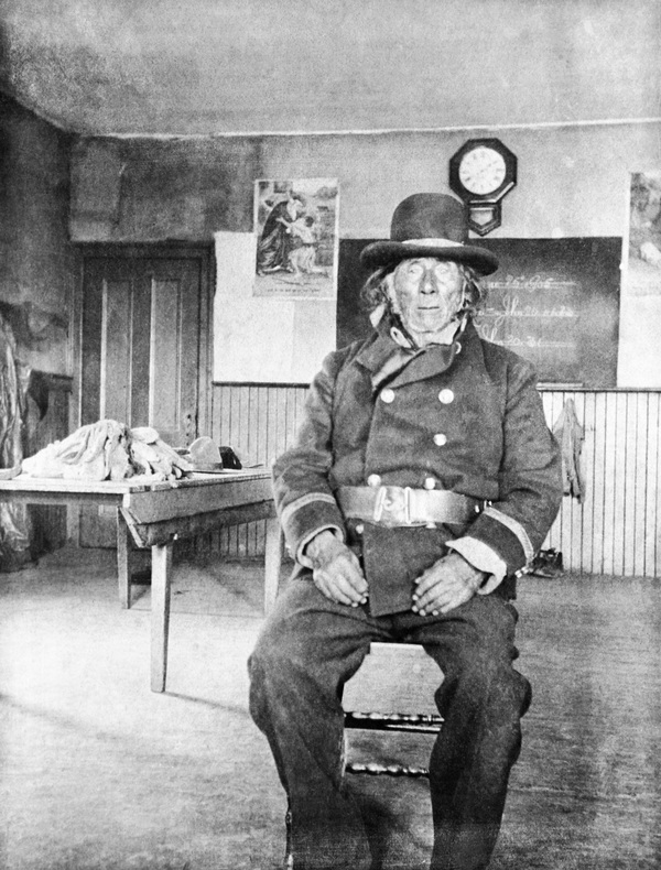 Titre original :  Chiniki, head chief of the Stoneys, in classroom at Morley mission, Alberta. Date: [ca. 1896-1906]. Photographer/Illustrator: Walsh, Margaret Ann, Morley, Alberta. Image courtesy of Glenbow Museum, Calgary, Alberta.