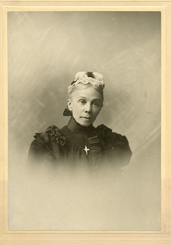 Titre original :  Miss Rose Grier. Image courtesy of the Bishop Strachan School Museum & Archives (Toronto, Ontario).