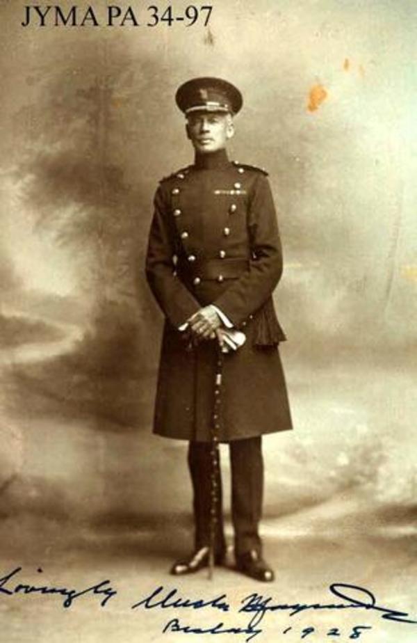 Titre original :  Colonel Maynard Rogers in uniform [ca. 1928]. Image courtesy of Jasper-Yellowhead Museum and Archives (PA 34-97).