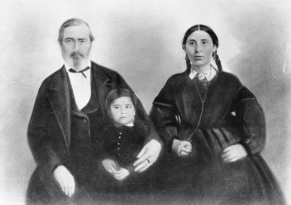 Titre original :  Alexander, Joe, and Natawista Culbertson photographed in 1863.
Montana Historical Society Photo Archives 941-818 