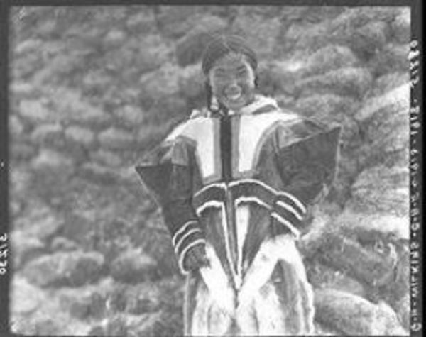 Titre original :  Jennie Kannayuk à Bernard Harbour, Territoires du Nord-Ouest (Nunavut) = Jennie Kannayuk at Bernard Harbour, Northwest Territories (Nunavut). Image courtesy of the Canadian Museum of History/Musée canadien de l'histoire, 51230.