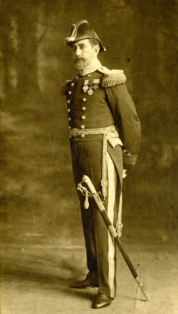 Titre original :  Rear Admiral Charles E. Kingsmill (1855-1935), in naval uniform, ca.1908. Image used with permission from the Wellington County Museum & Archives, ph 16831. 

He was promoted to Rear Admiral in May 1908; in this photograph his uniform has one broad ring and one narrow ring on the sleeve indicating the rank of Rear Admiral. Photographer unknown.