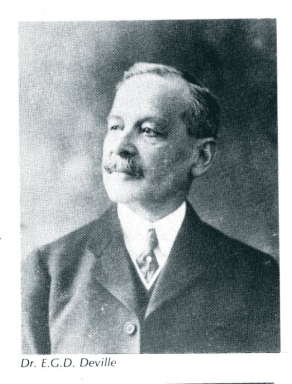 Titre original :  portrait photo of man (Dr. Deville)