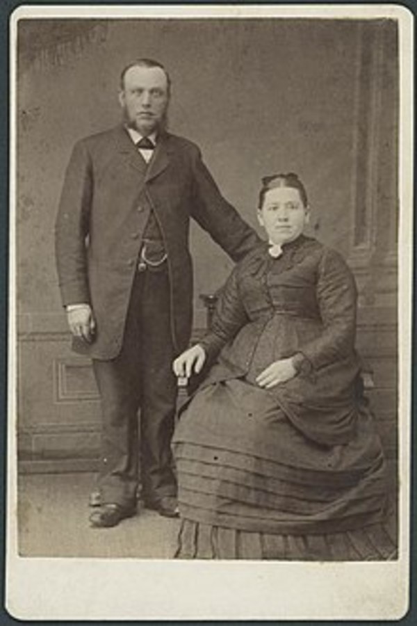 Titre original :  Studio portrait of Jacob and Mary Kaufman