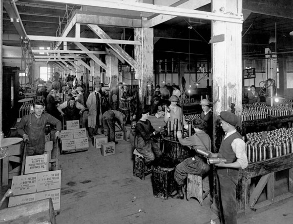 Titre original&nbsp;:  "Packing and Lacquer Room" in 75 mm shell shop. 75mm American High Explosive shells. The Canadian Fairbanks-Morse Co. Ltd., Mfg. Dept. 1379 Bloor St. W. Toronto, Ont. 