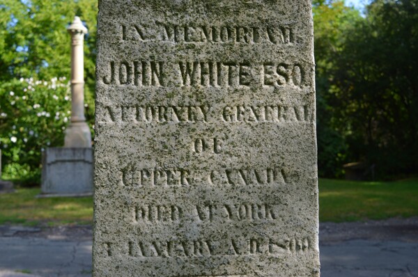 Titre original :  Gravesite Of John White, Esquire / Ontario's 1st Attorney-General / Killed In A Duel .... St James Cemetery .... Toronto, Ontario. Source: https://www.flickr.com/photos/57156785@N02/52305872817 - photo from 
Greg's Southern Ontario on Flickr.