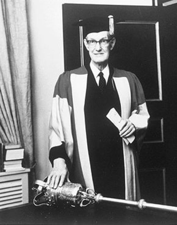 Titre original :  Creighton, Donald Grant. Receiving an honorary degree, 1974. He was one of Canada's foremost historians, known particularly for his skilful writing (courtesy Library and Archives Canada/123984). Recevant un diplôme honorifique, en 1974. Un des plus illustres historiens canadiens, il est reconnu particulièrement en raison de la qualité de son écriture (avec la permission des Bibliothèque et Archives Canada/123984).