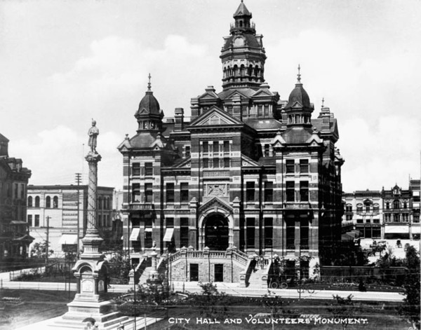 Original title:  City Hall and Volunteers' Monument. 