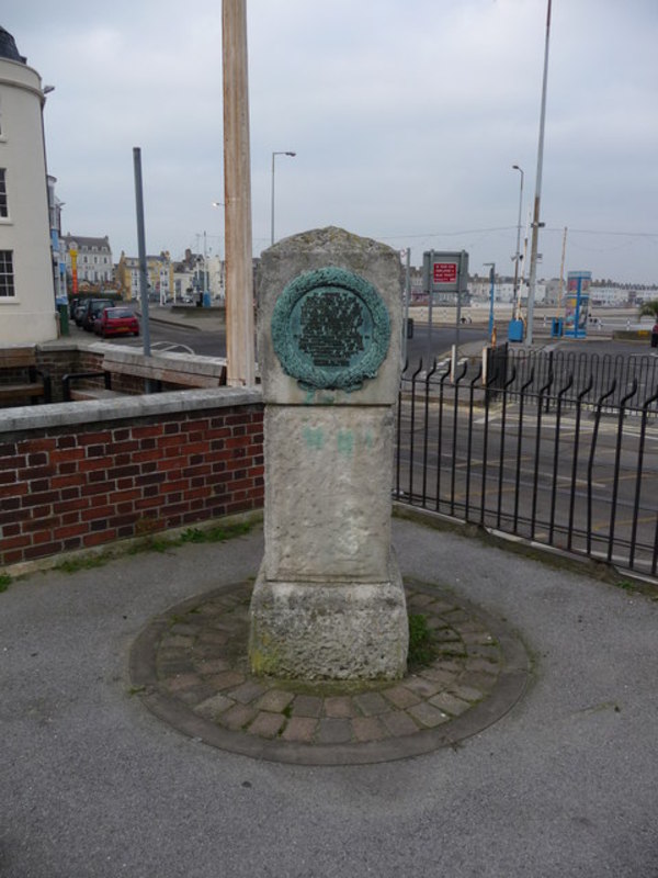 Titre original :    Description English: Weymouth - Memorial This is a memorial to Richard Clark and John Endicott, both Weymouth men. 
 In 1585 Richard Clarke sailed with Sir Humphrey Gilberts voyage of discovery to Newfoundland.
 John Endicott set sail in 1628 on the ship Abigal, on an expedition which led to the founding of Salem Massachusetts, which later became the scene of the famous witch trials. Date 29 December 2008(2008-12-29) Source From geograph.org.uk Author Chris Talbot

Camera location 50° 36' 28.95