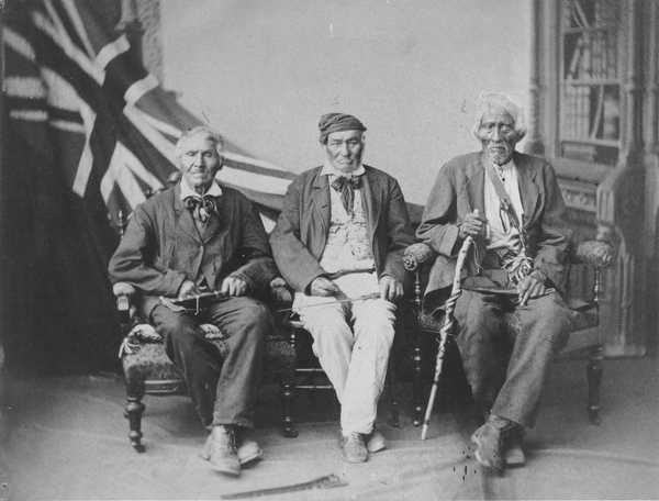 Titre original :    Description English: 1882 studio portrait of the (then) last surviving Six Nations warriors who fought with the British in the War of 1812: (left to right) Sakawaraton a.k.a. John Smoke Johnson (born circa 1792), John Tutela (born ca. 1797) and Young Warner (born ca. 1794). Portrait taken in Brantford, Ontario, Canada. Français : Portrait de studio pris en juillet 1882 des guerriers survivants des Six-Nations qui ont combattu aux côtés des Britanniques au cours de la guerre de 1812. Date July 1882(1882-07) Source This image is available from Library and Archives Canada under the reproduction reference number C-085127 and under the MIKAN ID number 3630023 https://recherche-collection-search.bac-lac.gc.ca/eng/home/record?idnumber=3630023&app=fonandcol 