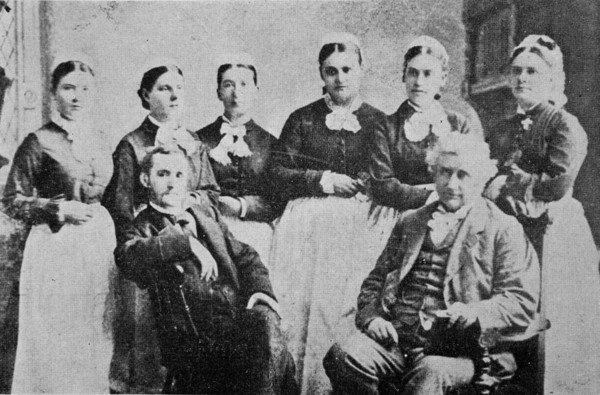 Titre original :  Staff and First Graduating Class of the Mack Training School for Nurses, 1878. 