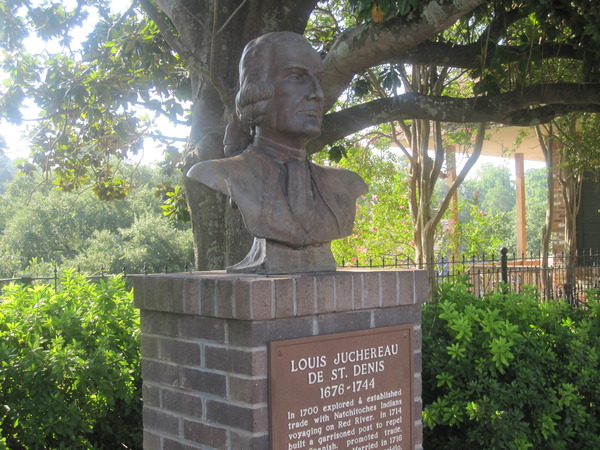 Titre original :    Description English: Revised St. Denis monument in Natchitoches. Natchitoches, Louisiana. View of monument to French colonial explorer Louis Juchereau de St. Denis Date 8 August 2009 Source Own work Author Billy Hathorn

