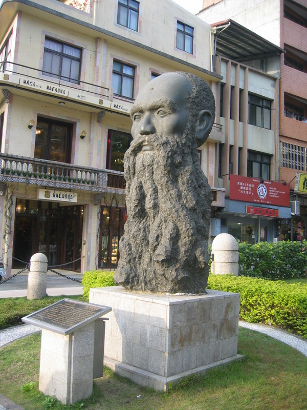 Titre original :    Description English: Statue of George Leslie Mackay in Tamsui, Taipei, Taiwan. Bân-lâm-gú: Má Kai(George Leslie Mackay) siōng, sok î 1995-nî 11-gue̍h (2006-nî 1-gue̍h liap î Tām-tsuí) ‪中文(繁體)‬: 馬偕（George Leslie Mackay）像，塑於1995年11月（2006年1月攝於淡水）。 Date 13 January 2006(2006-01-13) Source Own work Author mingwangx

