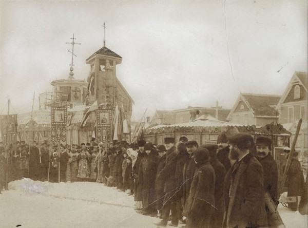 Titre original :    Description English: Bishop Seraphim and faithful in front of the Tin Can Cathedral. Date 1905 Source This image is available from Library and Archives Canada under the MIKAN ID number 3607584 This tag does not indicate the copyright status of the attached work. A normal copyright tag is still required. See Commons:Licensing for more information. Library and Archives Canada does not allow free use of its copyrighted works. See Category:Images from Library and Archives Canada. Author unknown Permission (Reusing this file) Credit: Donald MacKenzie / Library and Archives Canada / e002344135

