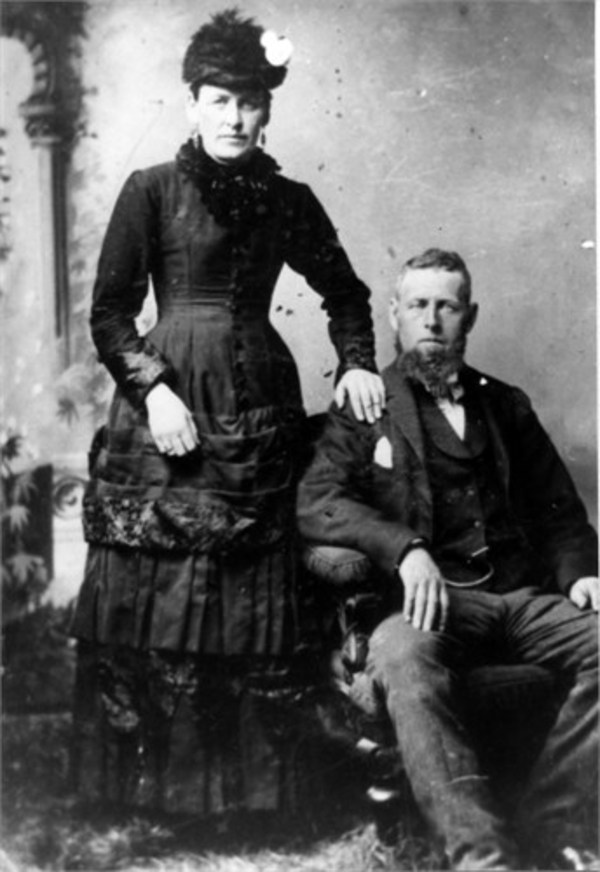 Original title:    Artist Unknown Description English: James Gervé Conroy and Elizabeth Catherine Ó Néill Family photo, taken in Dublin circa 1870. Date 1870 Medium photograph Credit line Rían Dónal ÓNéill ÓMaolChonaire Source/Photographer Own work

