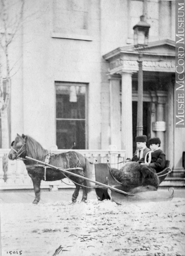 Titre original :  Photograph Masters Edward B. and S. Greenshields in sleigh at Notman's studio, Bleury Street, Montreal, QC, 1865 William Notman (1826-1891) 1865, 19th century Silver salts on paper - Albumen process 8.5 x 5.6 cm Purchase from Associated Screen News Ltd. I-15015.1 © McCord Museum Keywords:  horse drawn (374) , Photograph (77678) , Transportation (2516)