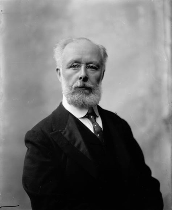 Titre original :  Hon. Sir Louis Henry Davies (Puisne Judge, Supreme Court of Canada) b. May 4, 1845 - d. May 1, 1924. 