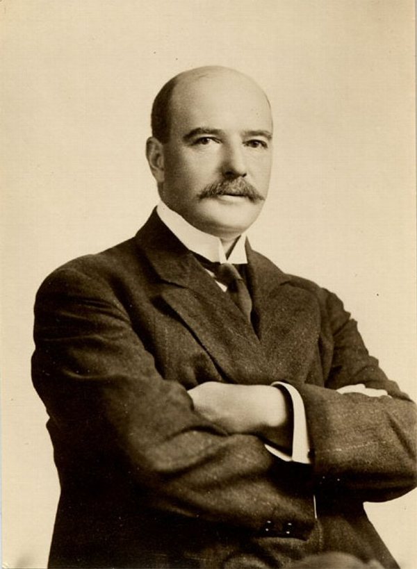 Original title:    Description Portrait de Sir William Price. Sir William Price (30 août 1867 à Talca, Chili - 2 octobre 1924 à Kénogami, Québec) était un marchand de bois, industriel et homme politique québécois. Il est député conservateur de Québec-Ouest à la Chambre des Communes, à Ottawa, de 1908 à 1911. Date Vers 1924 Source This image is available from the Bibliothèque et Archives nationales du Québec This tag does not indicate the copyright status of the attached work. A normal copyright tag is still required. See Commons:Licensing for more information. Boarisch | Česky | Deutsch | Zazaki | English | فارسی | Suomi | Français | हिन्दी | Magyar | Македонски | Nederlands | Português | Русский | Tiếng Việt | +/− Author Fonds Dubuc

