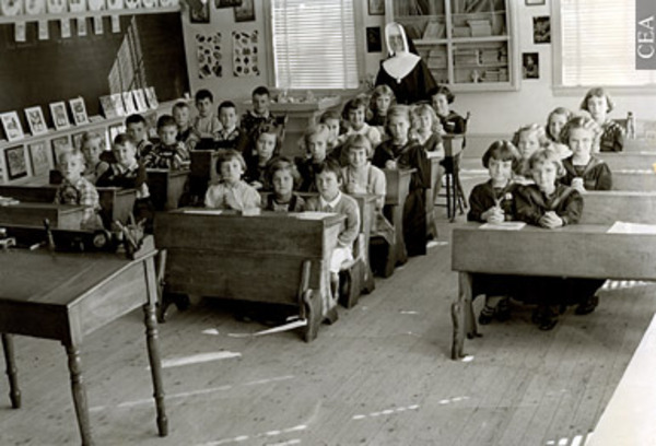 Original title:  Groupe d'écoliers au Couvent de Bouctouche, N.-B. vers 1900.