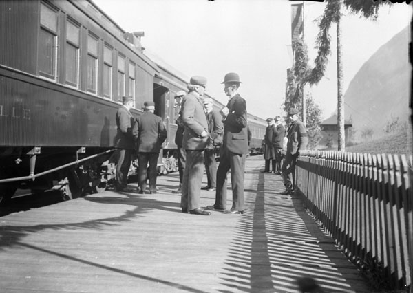 Original title:  MIKAN 3400643 : [Sir Wilfrid Laurier and Sir Claude MacDonald at Field, B.C.] 